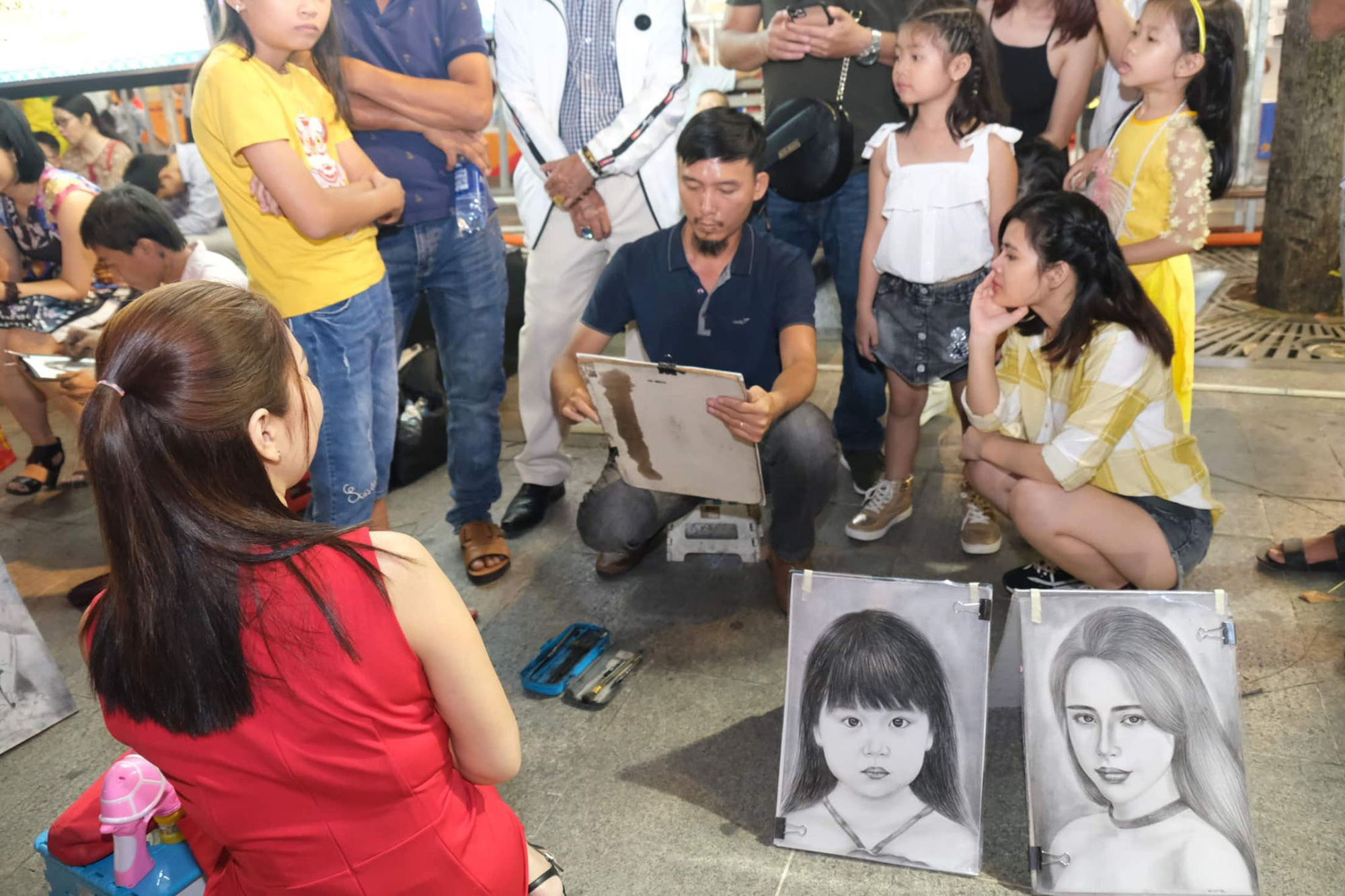 Nhiều người nán lại để vẽ chân dung.