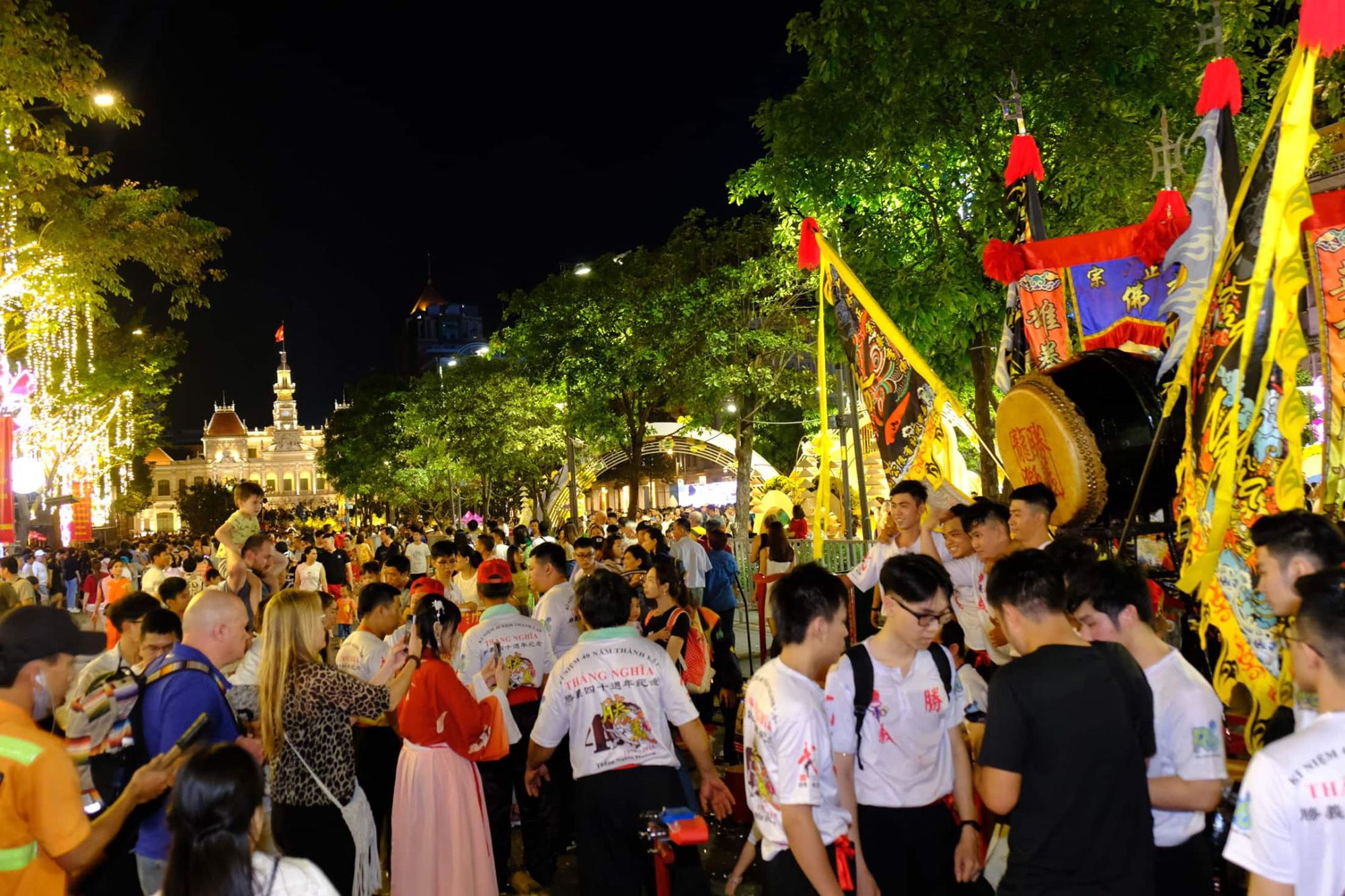 21h30 các tuyến đường nơi có diễn ra bắn pháo hoa chào đón năm mới đã vô cùng đông đúc.