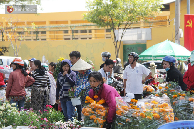 Người dân cũng tranh thủ đến mua hoa giờ chót tại công viên.