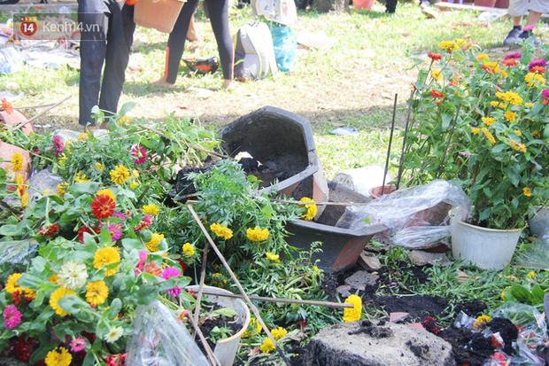 Nhiều chậu hoa đã bị đập bỏ.