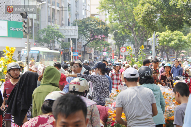 Người bán ngậm ngùi hạ giá nhưng người mua cứ chần chừ đợi giờ chót.