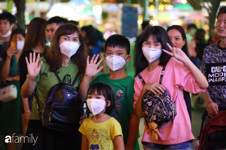 Một gia đình từ mẹ đến các con đều tự giác đẹp khẩu trang chuẩn để phòng virus Corona.