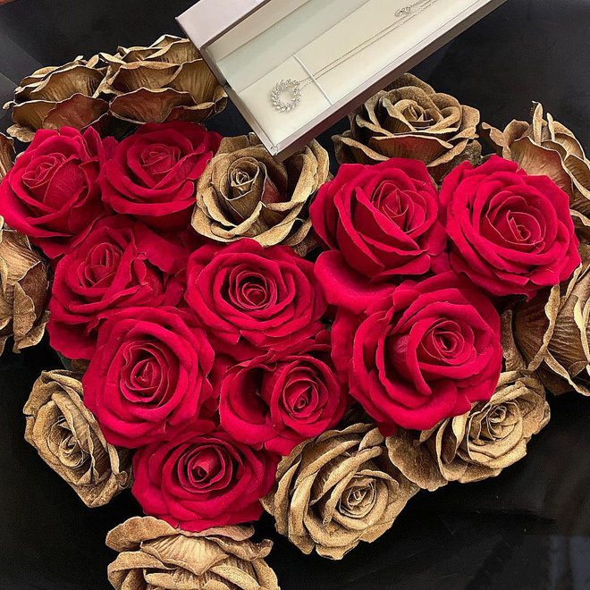 Trước đó, chàng cầu thủ cũng nhiều lần dành tặng vợ những món quà đắt tiền khác