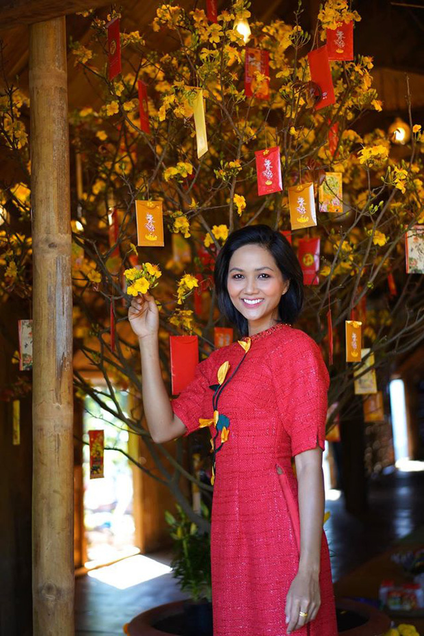 Hình ảnh về quê đón Tết của H'Hen Niê.