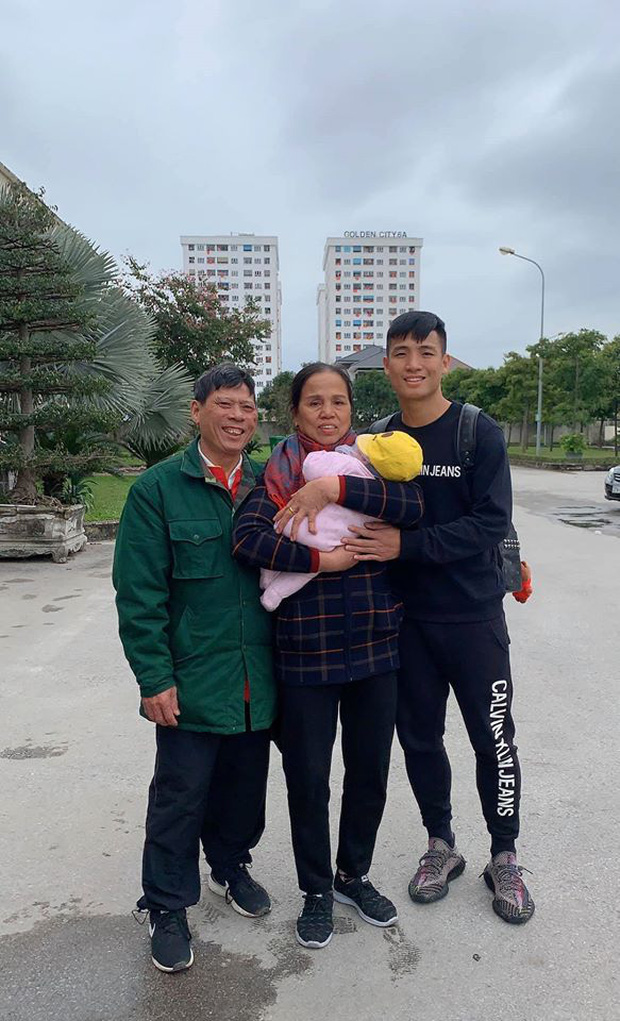 Tư Dũng vừa đưa vợ con về ăn Tết ở nhà nội