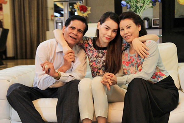 Người đẹp tuổi Tý bên bố mẹ