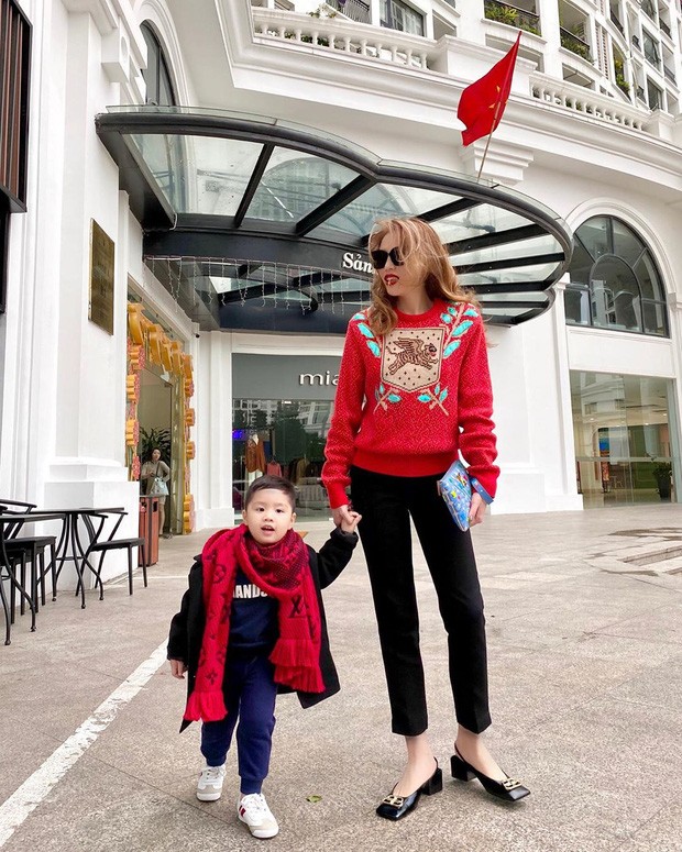 Định nghĩa chỉn chu của Kỳ Duyên chỉ đơn giản là áo len đỏ, quần vải mềm và đôi slingback giản dị thôi. Tuy không 