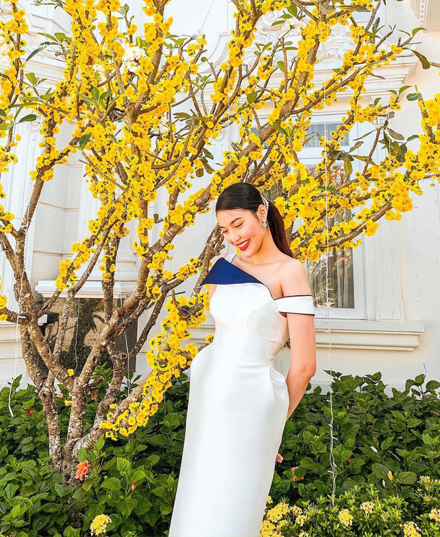 Lan Khuê có lẽ là mẹ bỉm sữa hiếm hoi không đụng đến tà áo dài ngày Tết. Thay vào đó, cô diện một mẫu váy trơn trắng khá nền nã, sang trọng...