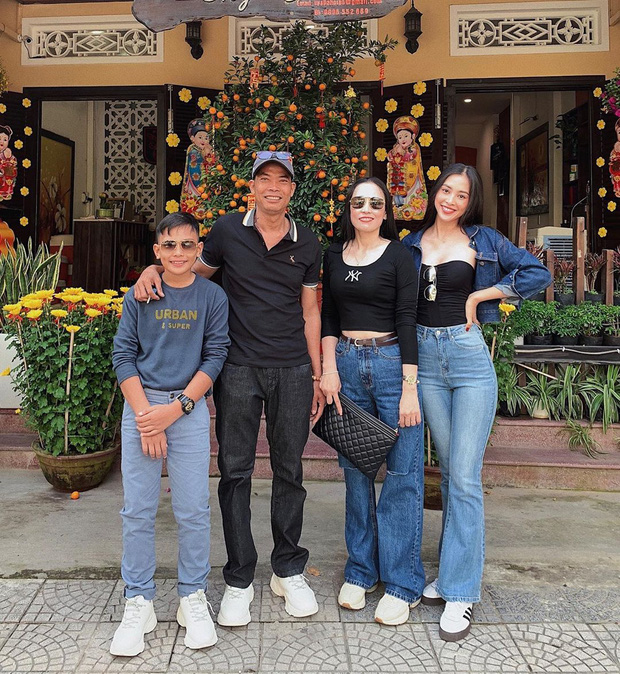 Combo áo đen ôm sát với jeans xanh được Tiểu Vy áp dụng suốt từ những ngày cận Tết cho đến bây giờ luôn. Đây cũng là công thức mà mẹ cô cũng thử nghiệm trong ngày đầu năm mới.