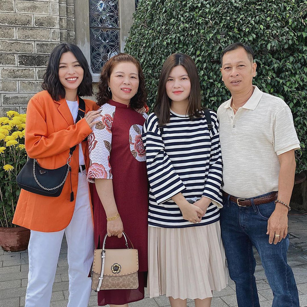 Tú Hảo cũng nói không với áo dài trong năm nay. Cô diện nguyên cây trắng rồi nhấn nhá bằng blazer cam nổi bật và chiếc túi Prada hot hit dạo này.