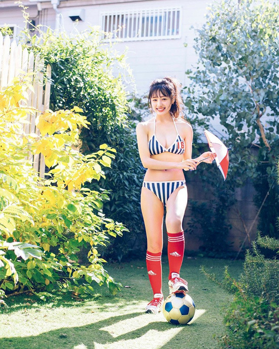 Sakura Andō mặc bikini cảm hứng bóng đá - môn thể thao cô yêu thích nhất. 