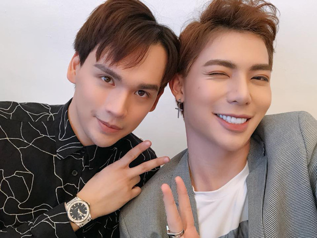 Erik luôn kính trọng và thường xuyên thể hiện tình cảm nồng ấm cùng sự nể phục đối với thầy Quân