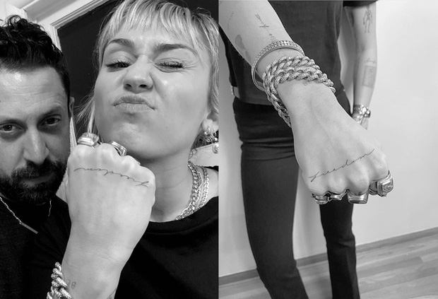 Với những cô nàng cá tính hơn hoặc đã có kinh nghiệm xăm trổ trước đó thì style xăm hình phóng khoáng nghệ thuật như Miley Cyrus ở gần các khớp ngón tay được xem là gợi ý nâng 