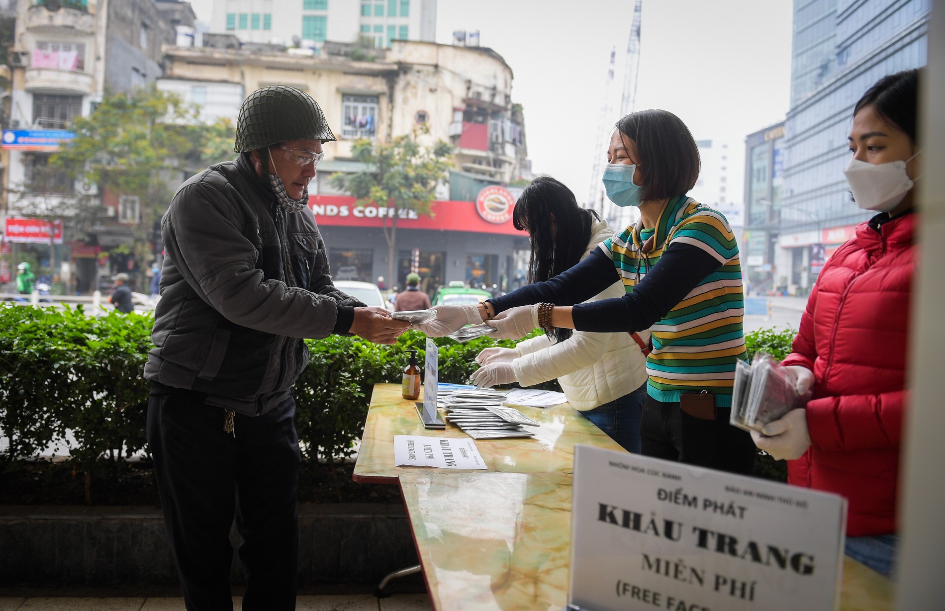 Ngay trong đêm và rạng sáng 2/2, các đoàn viên Thanh niên Công an thành phố Hà Nội cùng nhiều thành viên nhóm Hoa cúc xanh đã tiến hành phân chia các thùng hàng đựng khẩu trang lớn thành các túi nhỏ 3 chiếc, để việc phát khẩu trang cho người dân được nhanh chóng, thuận lợi.