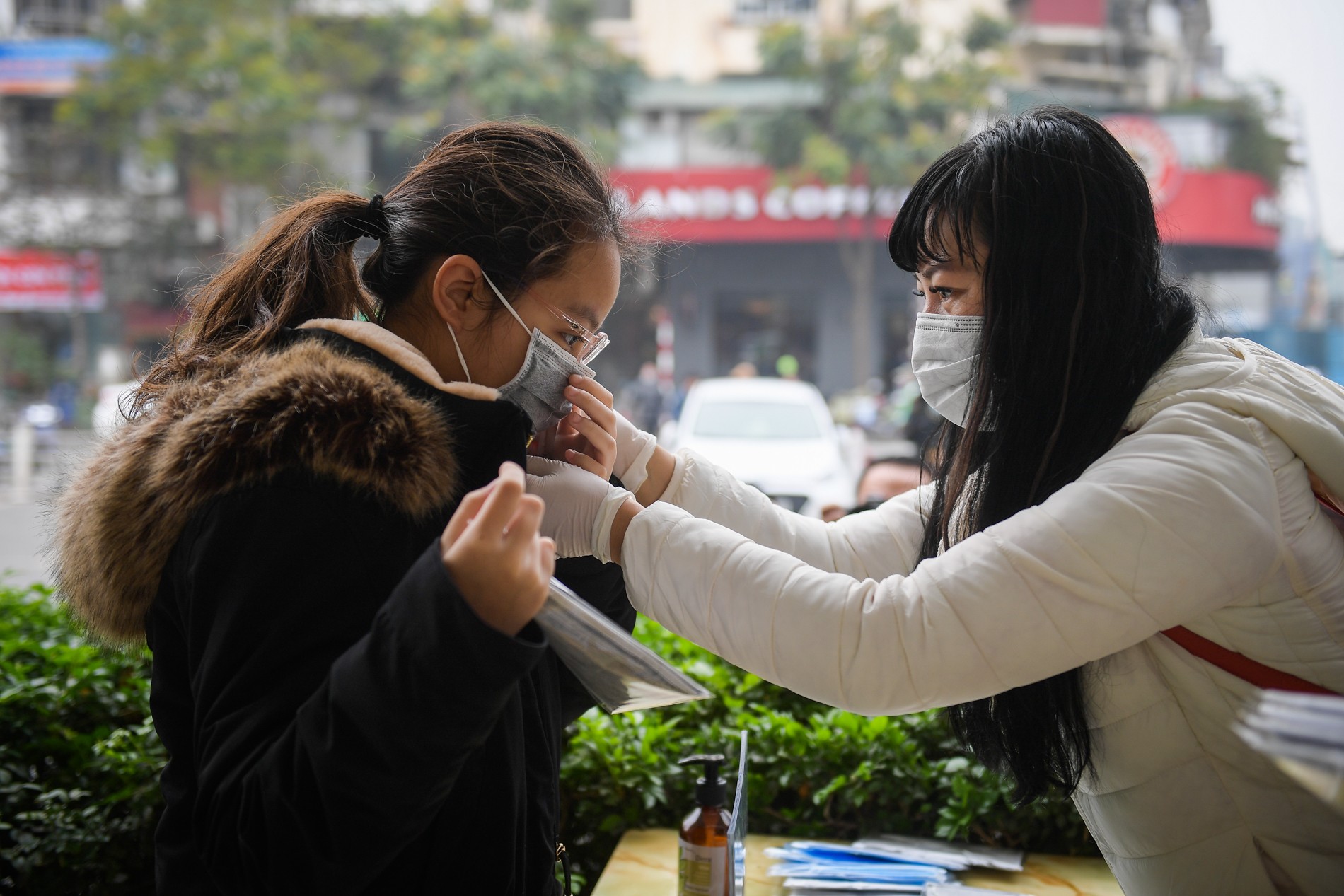 Do tình hình dịch bệnh viêm phổi do virus corona gây ra có diễn biến ngày càng phức tạp, số lượng người dân có nhu cầu về khẩu trang y tế rất lớn nên mỗi cá nhân được nhận 3 chiếc khẩu trang.