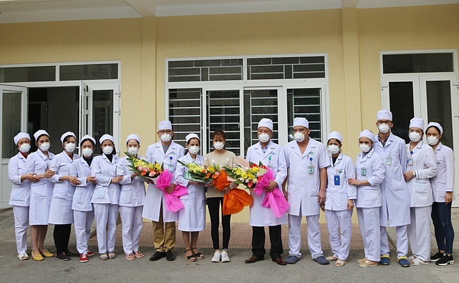 Các y bác sĩ cùng chụp hình lưu niệm tiễn chị Nguyễn Thu Trang xuất viện. Ảnh: Bệnh viện cung cấp