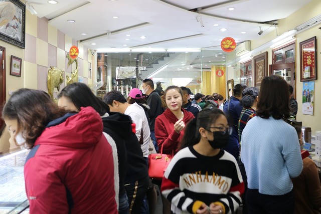 Khách mua vàng ngày thần Tài dồn dập vào đầu giờ sáng để còn đi làm