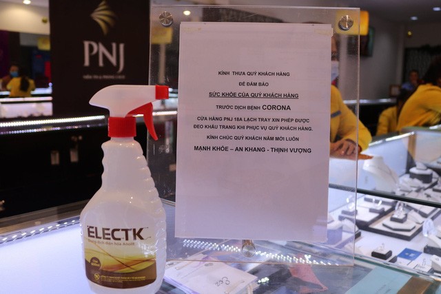 Cừa hàng vàng trang bị cả dung dịch sát khuẩn cho khách tới giao dịch