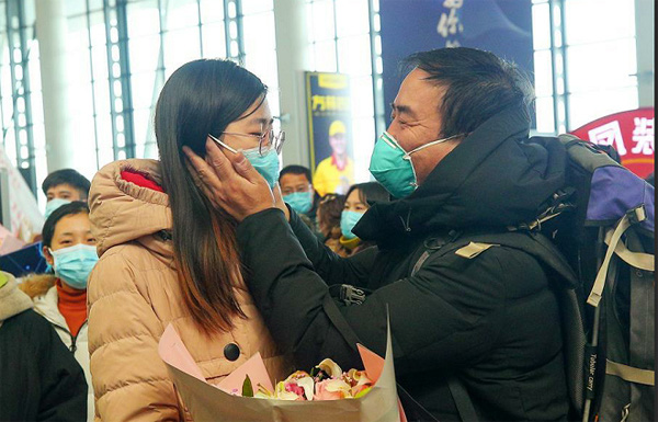 Bác sĩ chia tay con gái để làm nhiệm vụ được giao.