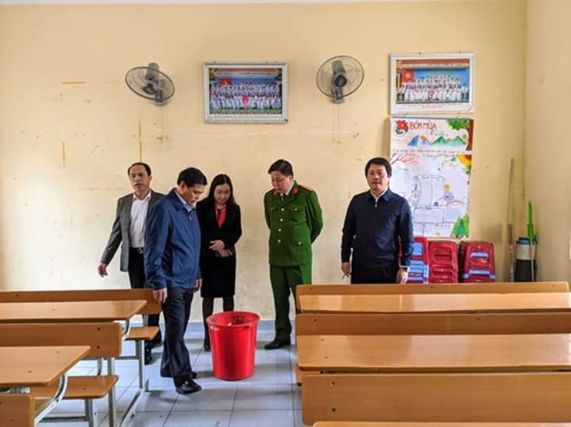 Ông Nguyễn Văn Tùng cùng đoàn kiểm tra đến kiểm tra và phê bình trường THPT Mạc Đĩnh Chi không tuân thủ chỉ đạo về việc phòng chống virus corona.