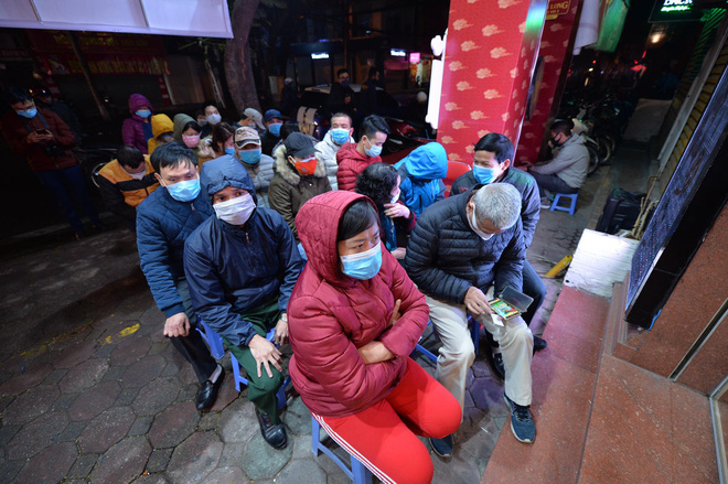 “Trách nhiệm của chúng tôi là bảo vệ sức khỏe cho khách hàng”, nhân viên một tiệm vàng lớn tại phố vàng cho hay.