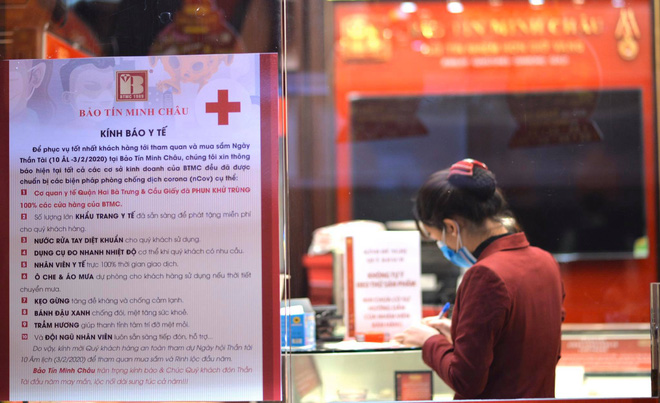 Toàn bộ nhân viên giao dịch, bảo vệ và quản lý tại các tiệm vàng đều trang bị khẩu trang trong thời điểm dịch corona đang tiếp diễn.