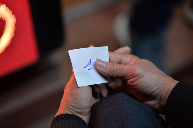 Khác với mọi năm, ngày Vía Thần Tài năm nay khởi động khá trầm lắng khi lượng khách không quá đông. Tại Bảo Tín Minh Châu, số thứ tự xếp hàng vào 5h30 sáng nay chỉ đến con số 35.