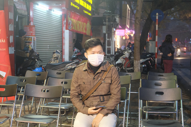 Bên ngoài Doji, Phú Quý... nhiều ghế ngồi được chuẩn bị sẵn cho khách ngồi chờ đều trống. Các điểm gửi xe đều không có tình trạng quá tải.