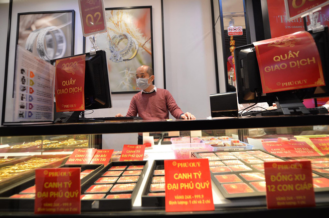 Một trong những lý do được cho là khiến cho lượng khách đến mua vàng giảm hơn mọi năm là vì năm nay, vài tiệm vàng đã áp dụng hình thức mua hàng online, thay vì đến trực tiếp cửa hàng, nhằm giảm khả năng lây nhiễm virus corona.