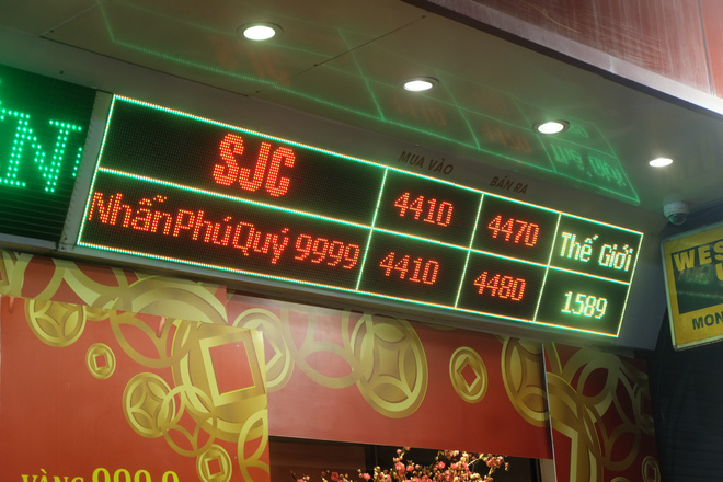 Hôm nay, Phú Quý niêm yết giá vàng SJC là 44,10 triệu đồng/lượng (mua vào) và 44,70 triệu đồng/lượng (bán ra). Tại Doji, mức giá mua vào đang là 44,20 triệu đồng/lượng (mua vào) và 45,20 triệu đồng/lượng (bán ra). So với phiên giao dịch cuối ngày 2/2, giá vàng ngày Vía Thần Tài không tăng cao và chênh nhau quá nhiều giữa các tiệm.