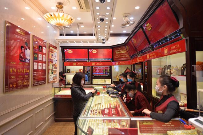 “Tôi mua đôi nhẫn tròn trơn tại Bảo Tín Minh Châu ngay khi họ mở cửa đón khách với mức giá 45 triệu đồng/lượng. Tuy nhiên, sau đó khoảng 1 tiếng, giá vàng đã hạ xuống còn 44,10 triệu đồng/lượng, khá tiếc”, anh Tuấn, một khách hàng cho biết.