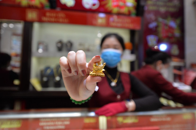 Về sản phẩm, năm nay, bên cạnh vàng miếng, nhẫn trơn dạng 1 chỉ vàng quen thuộc… các tiệm có bộ đồng xu vàng 12 con giáp bằng vàng 24K, kim bài thần tài, charm phong thủy khá hút mắt và phù hợp với nhiều đối tượng khách hàng. Các sản phẩm trải đều từ 1 chỉ, 2 chỉ, 5 chỉ với giá từ khoảng 5 -10 triệu đồng. 