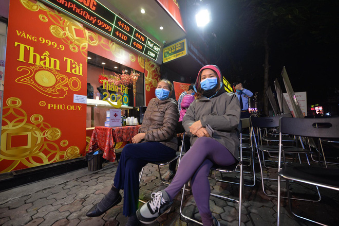 Từ 5h30, các tiệm vàng trên phố Trần Nhân Tông đã bắt đầu đón khách. Như thường lệ, nhiều tiệm chuẩn bị ghế ngồi, số thứ tự và trà, nước để phục vụ khách hàng.