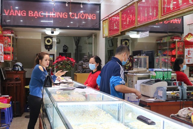 Lác đác khách mua ở các tiệm vàng trên phố Mê Linh