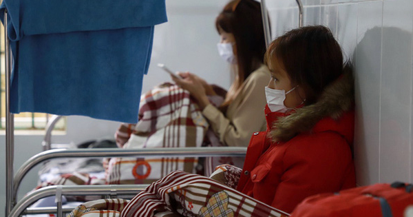 Những người được cách ly tại Trung tâm Y tế huyện Bình Xuyên, Vĩnh Phúc. Ảnh: Zing