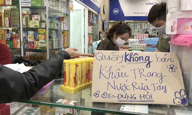 Nhiều quầy tại chợ thuốc Hapulico treo biển không bán khẩu trang, nước rửa tay. Ảnh: CT