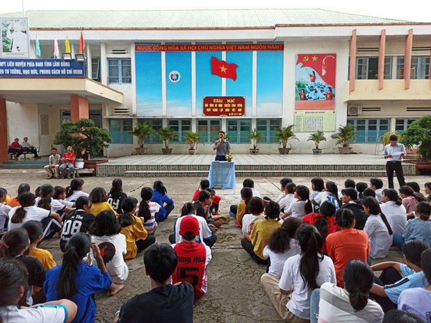 Ngôi trường nơi em L đang theo học.