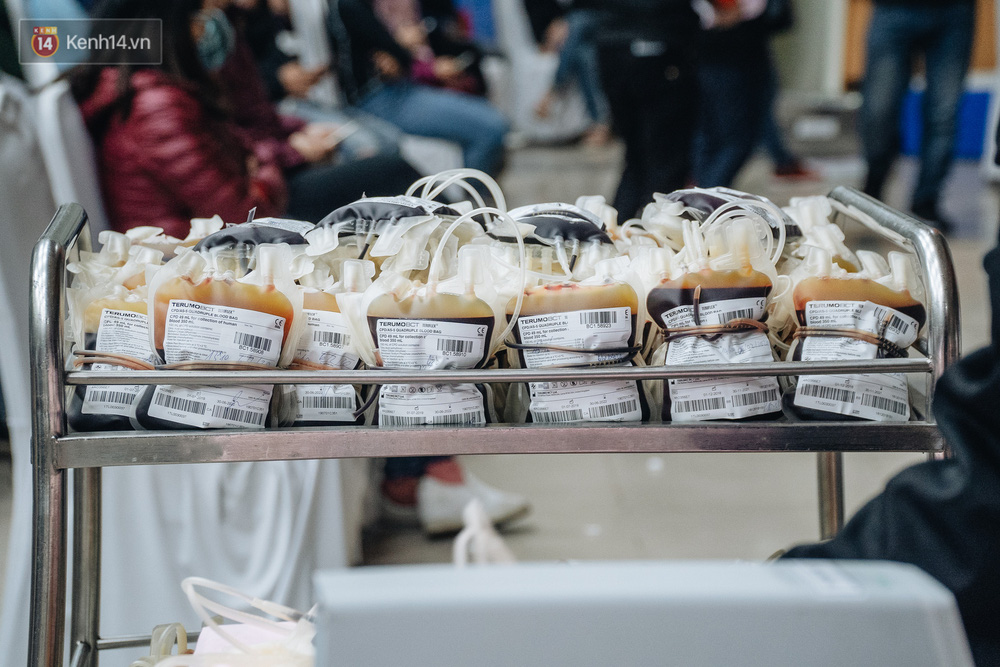 Tính đến 11h30 ngày 6/2, lượng máu dự trữ của Viện Huyết học và Truyền máu Trung ương vẫn chỉ còn 5.000 đơn vị máu, nhóm A đáng báo động khi còn chưa đến 200 đơn vị. Bởi mỗi ngày, Viện cần tối thiểu 1.500 đơn vị máu để cung cấp cho 170 bệnh viện tại 25 tỉnh, thành phố (với diện bao phủ là 40 triệu dân). Trong khi đó, số lượng máu tiếp nhận của ngày 4/2 và 5/2 tuy đã tăng lên, nhưng vẫn có đến 50% là máu được hiến tặng từ người nhà bệnh nhân.