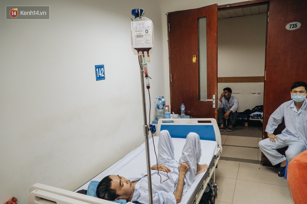 Trong khi đó tại tầng 7 Khoa Ung thư máu của Viện huyết học và truyền máu Trung ương, các bệnh nhân vẫn đang ngày đêm chờ được tiếp nhận máu.