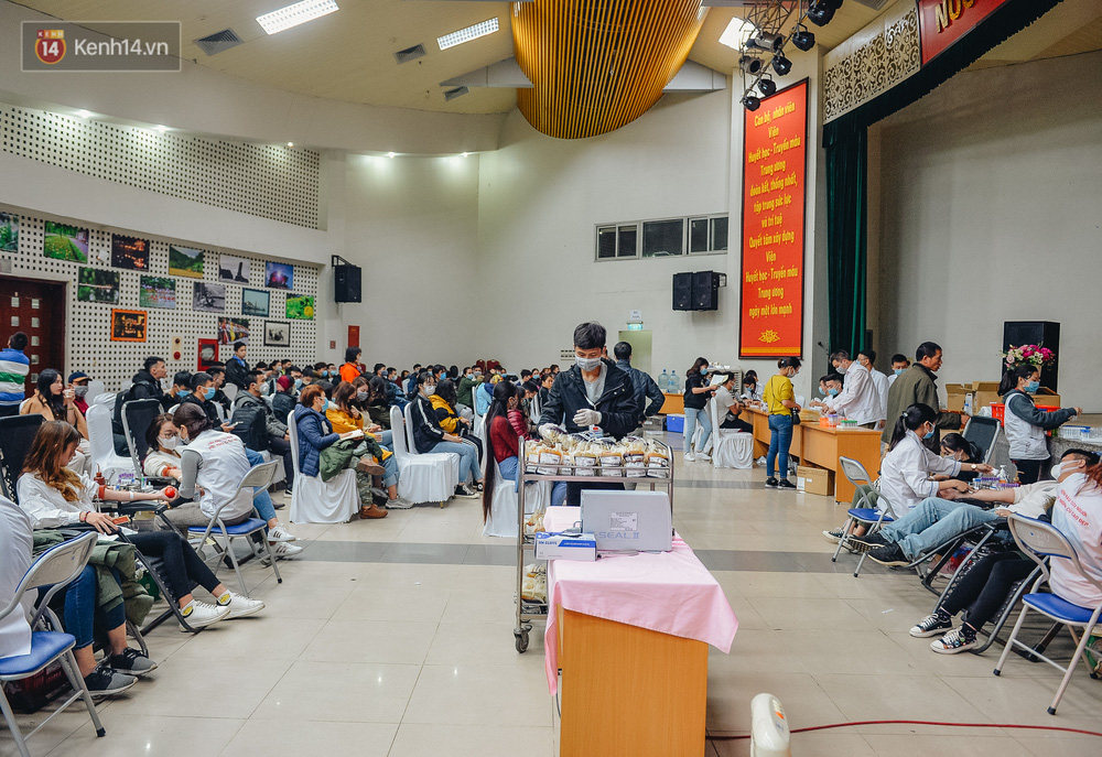 Sau Tết Nguyên đán, tình trạng khan hiếm máu lại xảy ra ở nhiều địa phương trong nước. Kì nghỉ kéo dài, thời tiết khắc nghiệt, máu là chế phẩm sinh học tuy được dự trữ nhưng có hạn sử dụng rất ngắn, trong khi người bệnh vẫn cần truyền máu trong cả Tết. Đặc biệt, thời điểm này, giữa lúc dịch viêm đường hô hấp cấp do chủng mới của virus Corona vẫn đang diễn biến phức tạp, kéo theo hệ lụy là tình trạng thiếu máu cho điều trị càng trầm trọng hơn.