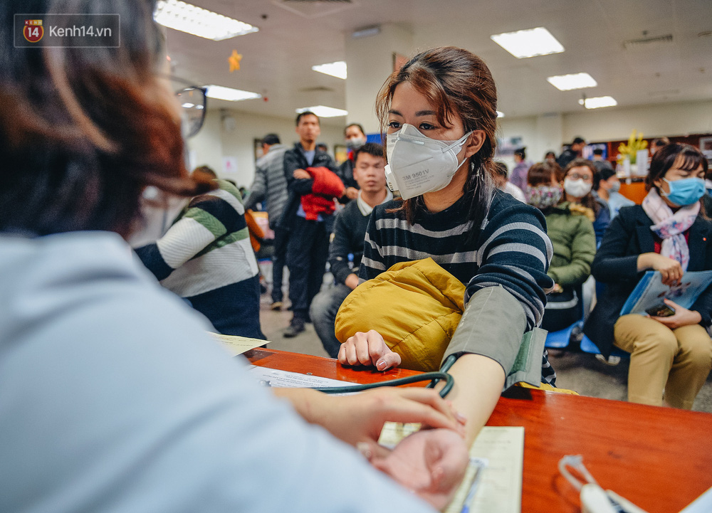 Sau khi đọc bài kêu gọi hiến máu trên mạng xã hội và biết được tình trạng hiện tại bệnh viện cạn kiệt các đơn vị máu, chị Ngọc (28 tuổi, nhân viên văn phòng) đã quyết định đăng ký hiến máu. 