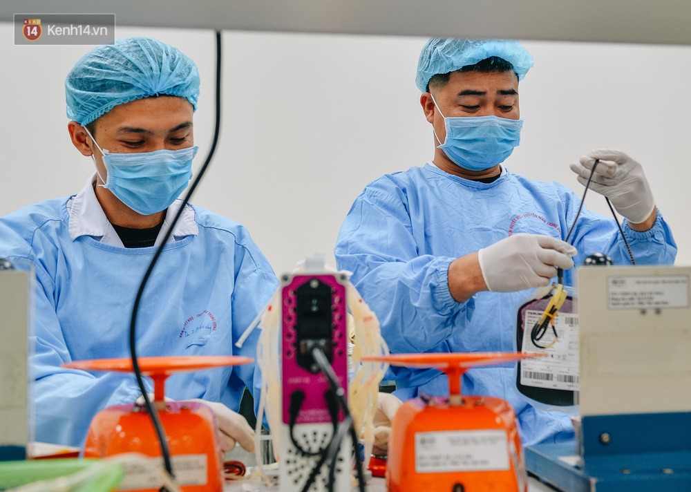 Tại đây, các nhân viên tiến hành xử lý các đơn vị máu.