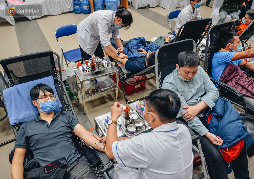 Nhiều lịch hiến máu đã được lên kế hoạch từ trước, nhưng đã bị các đơn vị từ chối, trì hoãn trước nỗi lo ngại về ảnh hưởng của dịch bệnh virus Corona; dẫn đến lượng máu dự kiến tiếp nhận trong những ngày tới cũng chỉ vài chục đến vài trăm đơn vị mỗi ngày. Con số này quá ít so với nhu cầu 2.500 – 3.000 đơn vị máu cần cung cấp cho các bệnh viện mỗi ngày ở Hà Nội và TP.Hồ Chí Minh, chưa kể các địa phương khác trong cả nước.