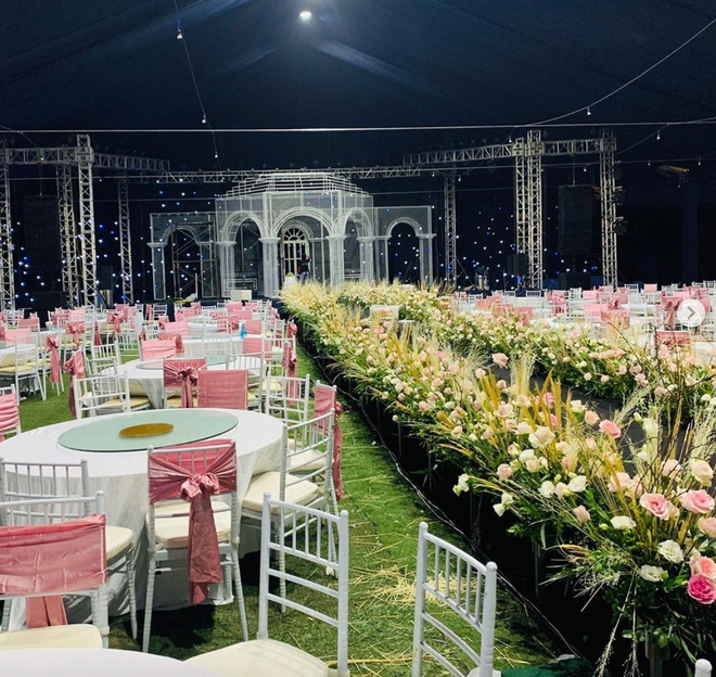 Không gian cổ tích được xây dựng cùng với hoa và tràn ngập hình ảnh cô dâu, chú rể. Ảnh: IGNV.