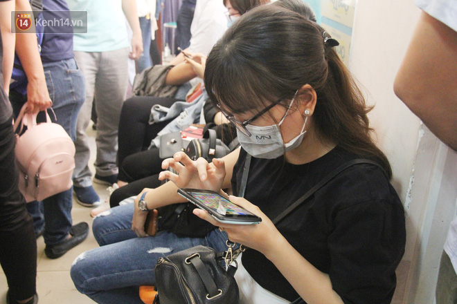 Trong lúc chờ đợi, nhiều bạn tranh thủ chơi game, đọc sách ngay tại dãy cầu thang của Trung tâm.