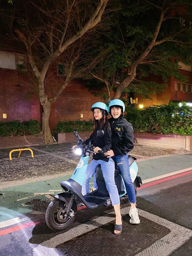 Thậm chí, đi du lịch cũng không quên chiều vợ làm trò nhí nhố thế này đây