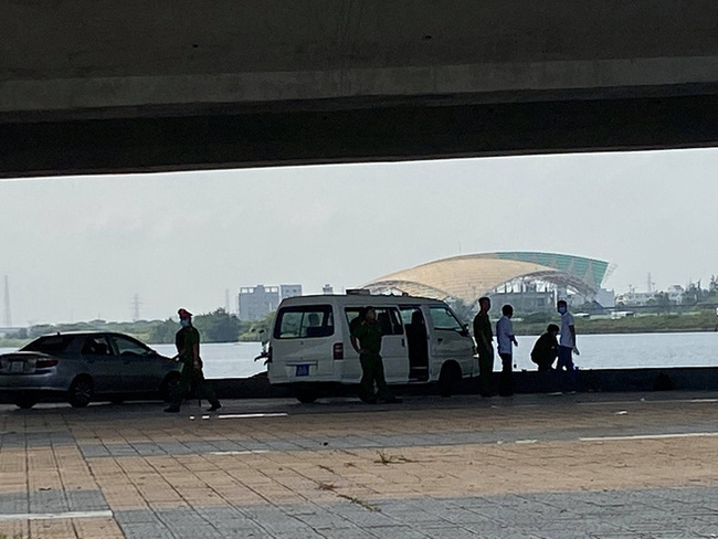 Các lực lượng, phòng ban chức năng của Công an Đà Nẵng đang làm việc tại hiện trường. Ảnh: Đình Thức