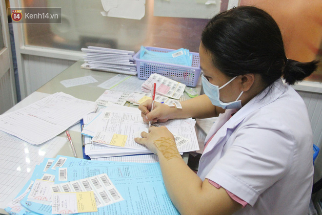 Nhân viên y tế cũng làm việc cật lực trước lượng người đổ về tham gia hiến máu lớn trong sáng 8/2.