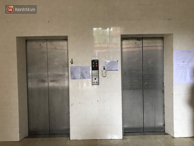 Khu chung cư đã dán thông báo về việc cách ly đối với các trường hợp nghi nhiễm bệnh dịch do Virus Corona gây ra.