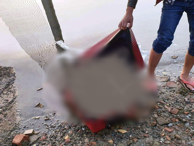 Chiếc va li chứa thi thể nạn nhân đã bị hung thủ phân xác trước khi ném xuống sông Hàn.